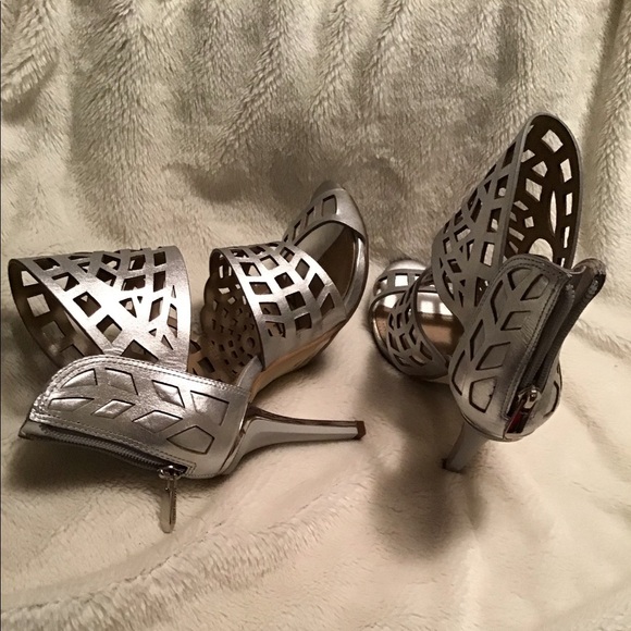 BCBG NWT metallic heels - Picture 6 of 14